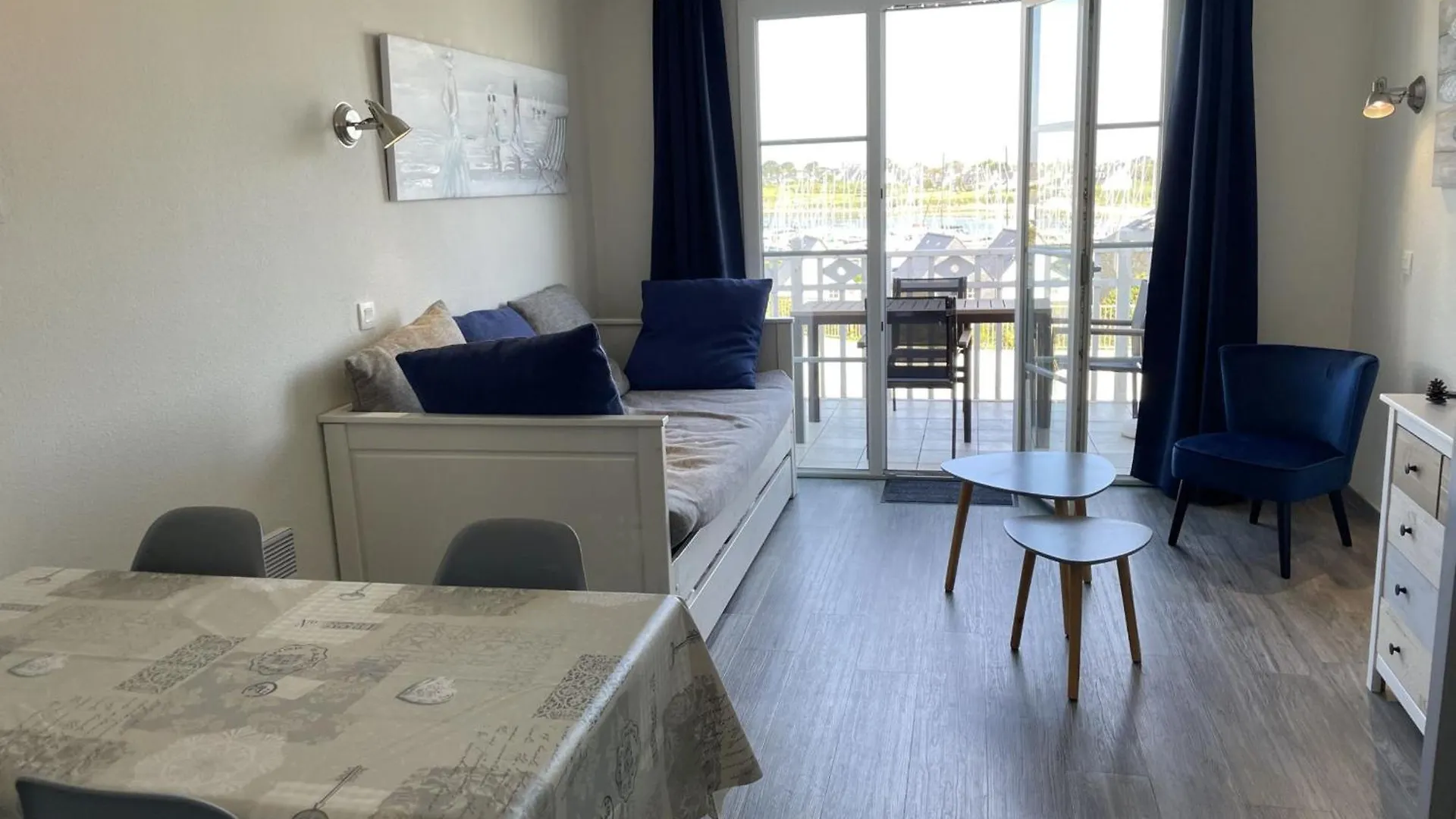 Appartement 4 Pers. Pres De La Plage Avec Piscine Et Parking A Arzon - Fr-1-775-12 0*,  France