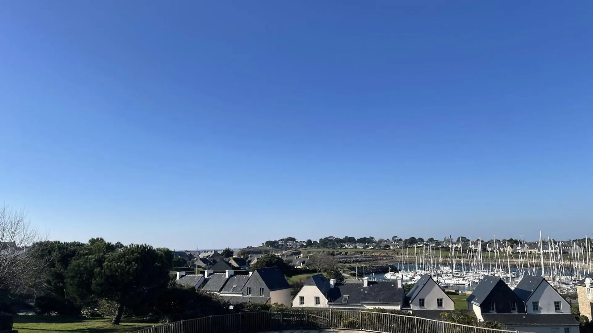 Appartement 4 Pers. Pres De La Plage Avec Piscine Et Parking A Arzon - Fr-1-775-12 Apartment
