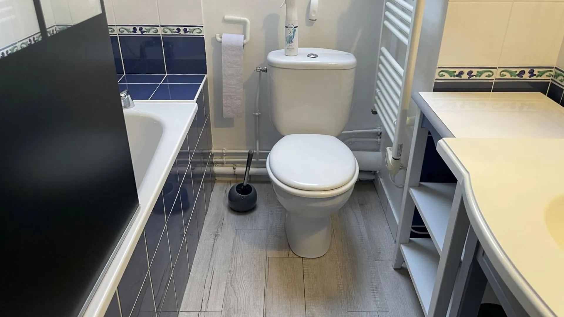 Appartement 4 Pers. Pres De La Plage Avec Piscine Et Parking A Arzon - Fr-1-775-12