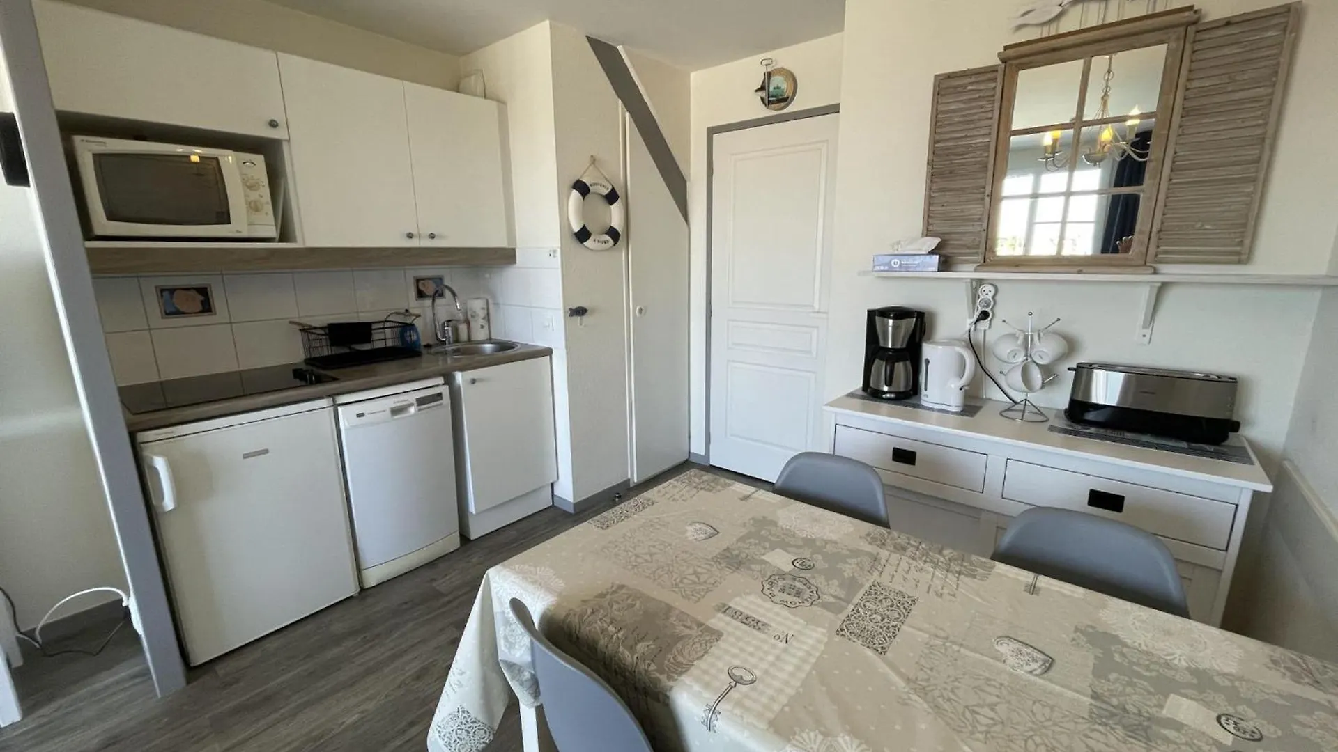 Appartement 4 Pers. Pres De La Plage Avec Piscine Et Parking A Arzon - Fr-1-775-12 Apartment