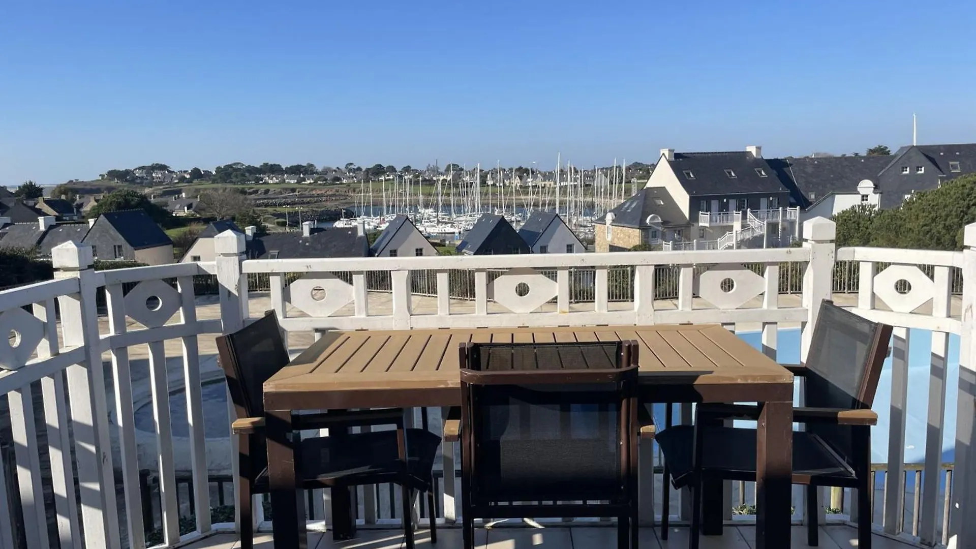 Appartement 4 Pers. Pres De La Plage Avec Piscine Et Parking A Arzon - Fr-1-775-12