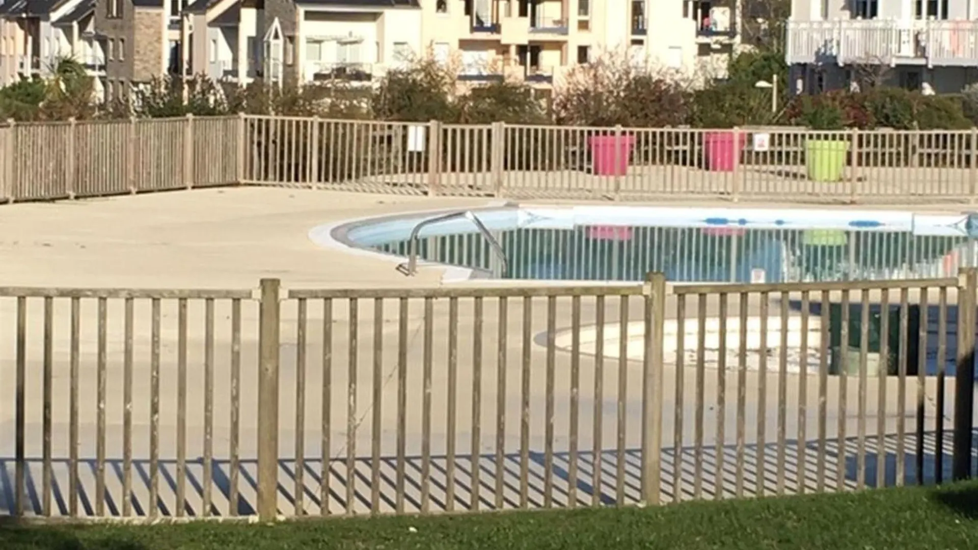 Appartement 4 Pers. Pres De La Plage Avec Piscine Et Parking A Arzon - Fr-1-775-12 Apartment
